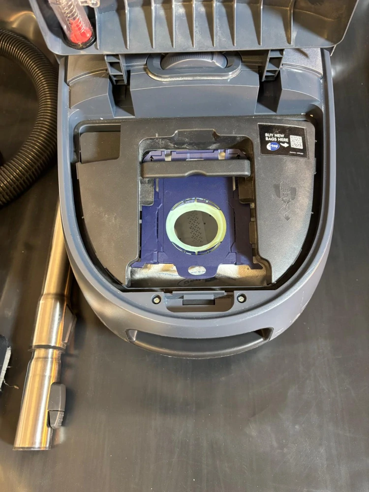 Podlahový vysavač Electrolux 600 EB61C2DBP, vráceno, použito