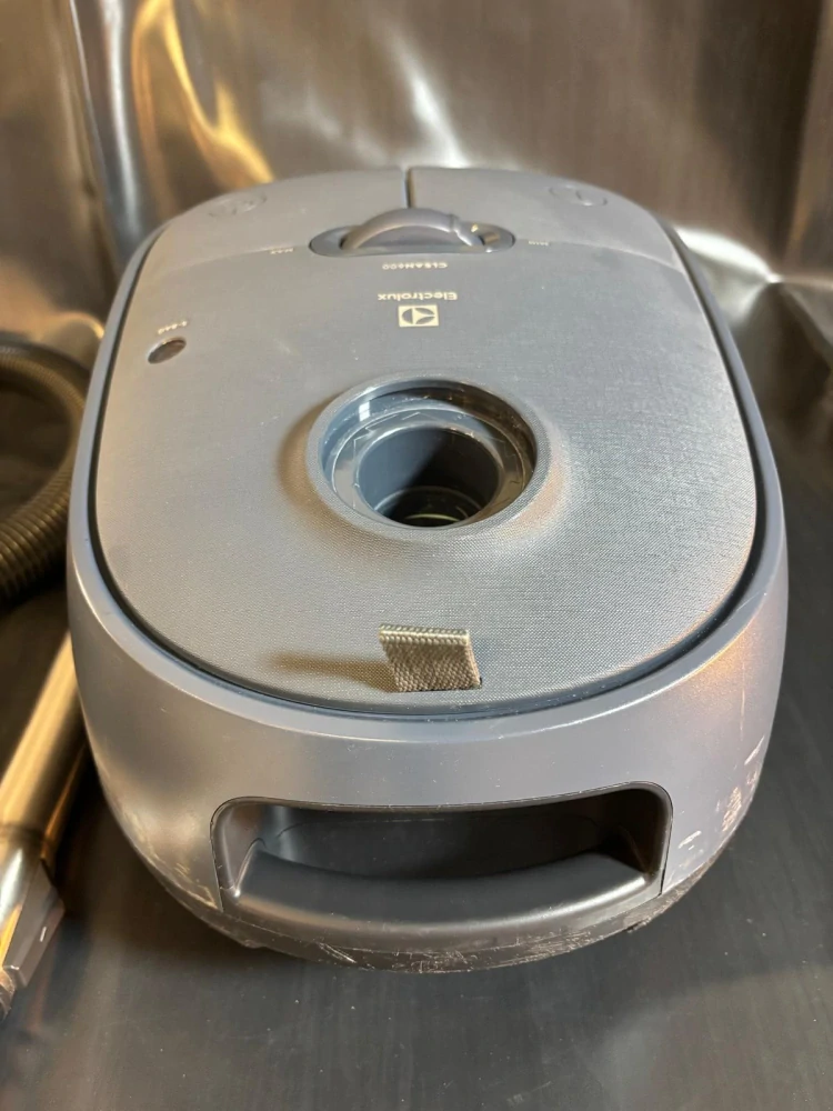 Podlahový vysavač Electrolux 600 EB61C2DBP, vráceno, použito