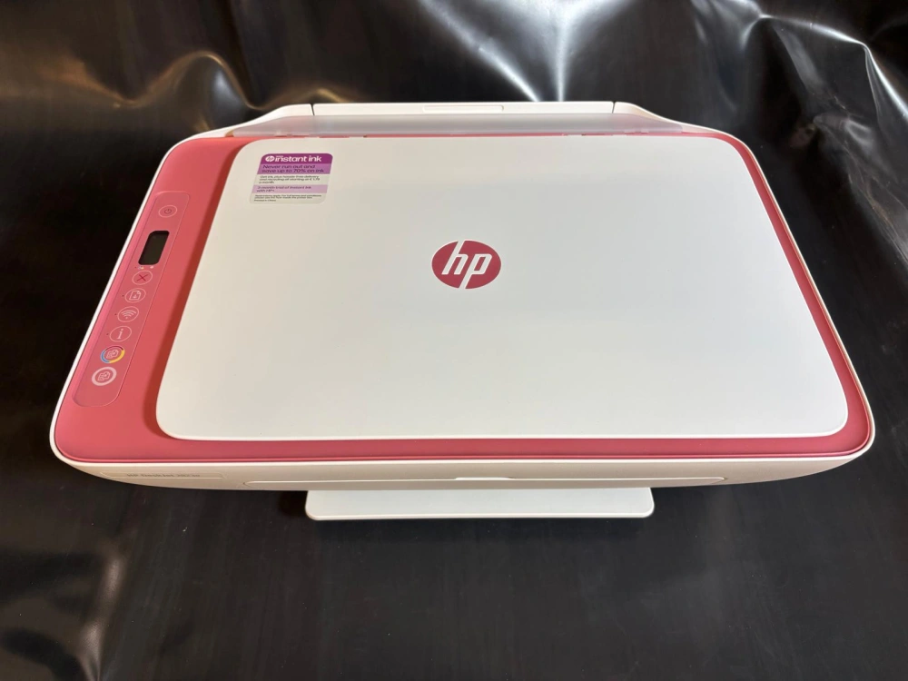 Tiskárna multifunkční HP DeskJet 2823e, služba HP Instant Ink (588R6B#686) bílá/červená, vráceno, použito