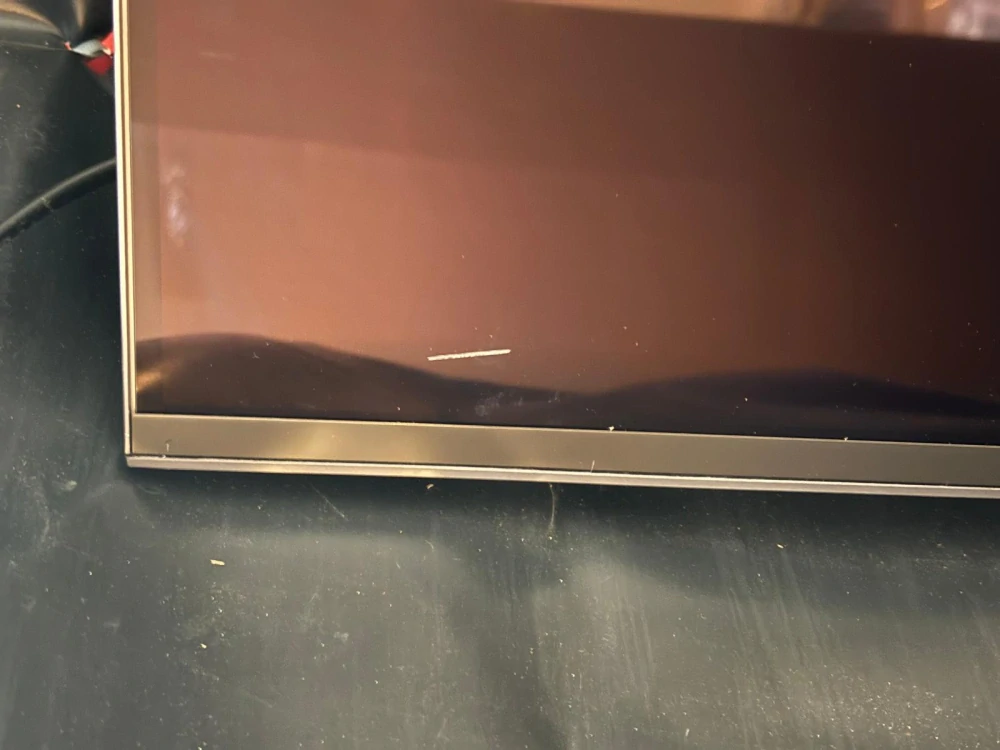 Televize TCL 55C7K, kosmetické poškození