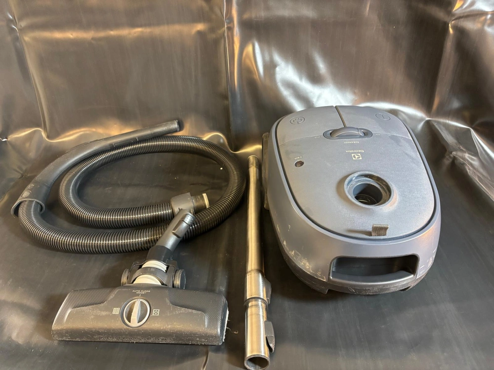 Podlahový vysavač Electrolux 600 EB61C2DBP, vráceno, použito