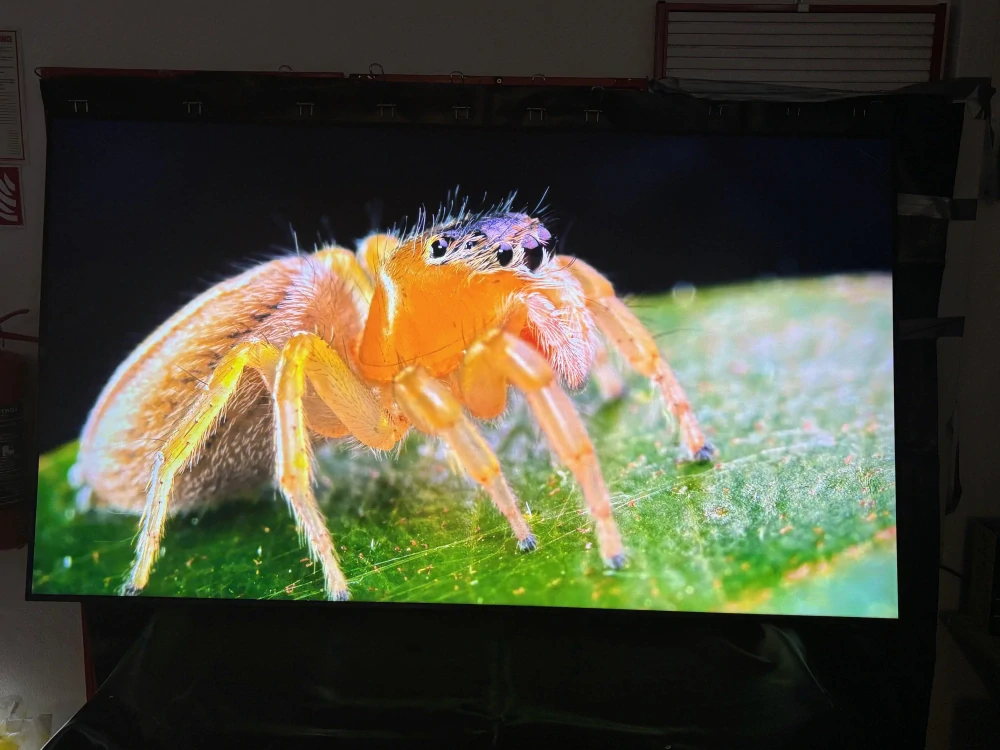 Televize Samsung QE85QN72F, kosmetické poškození